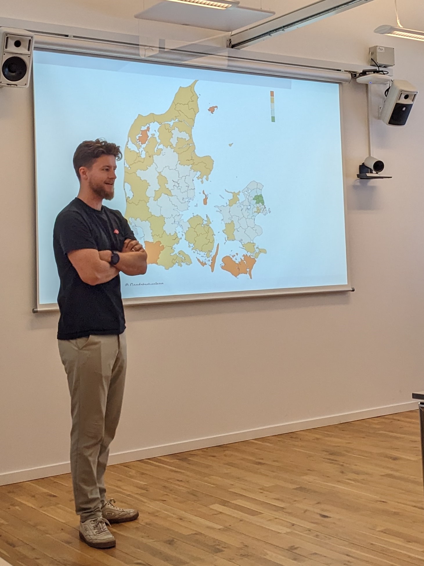PhD student Jannik Wheler teaching high school students about inequality in health 