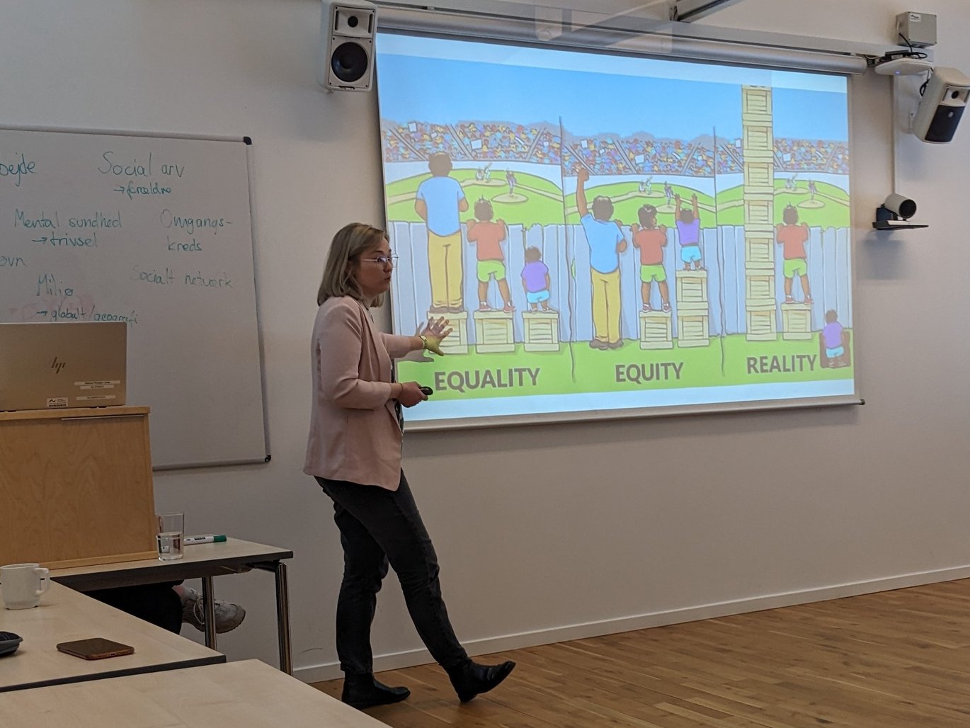 Postdoc Mette Kielsholm Thomsen teaching high scool students about inequality in health